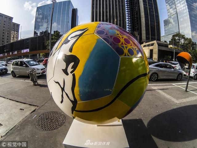 圣保罗街头现足球元素彩绘大球 图案搞怪色彩缤纷
