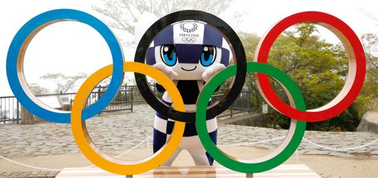 设置在东京高尾山上的奥运五环标志