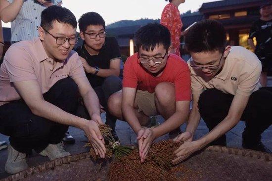 棋手们体验手搓高粱感觉
