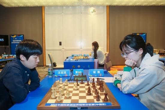 国际象棋分区赛第七轮：肖依依胜赵雪冲出重围