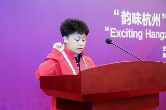 裁判员代表范雅丽宣誓