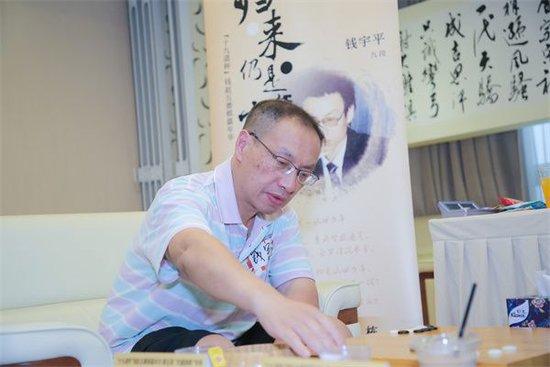 康复后终于兑现心愿 国手钱宇平与职业棋手对弈