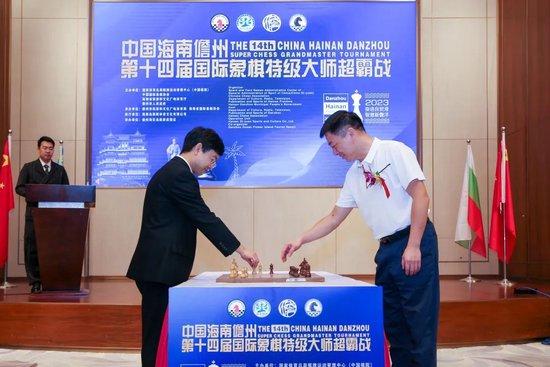 赵爱国和吴长银为比赛开棋