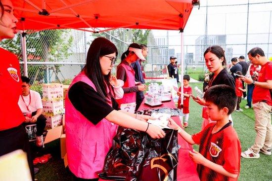 海港主帅携队员参与第四届俱乐部亲子活动