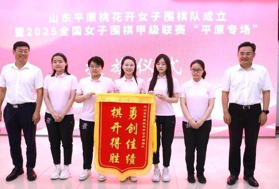 栾风岩和王玉东向队伍赠送锦旗