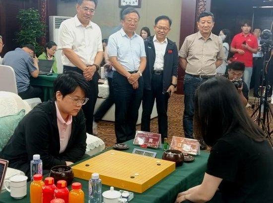 陈晓强(后左二)助阵围甲赛场