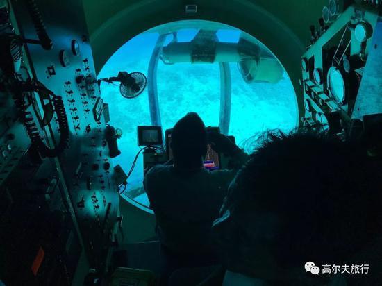 潜水艇停留时,会释放食物给海底的鱼儿们