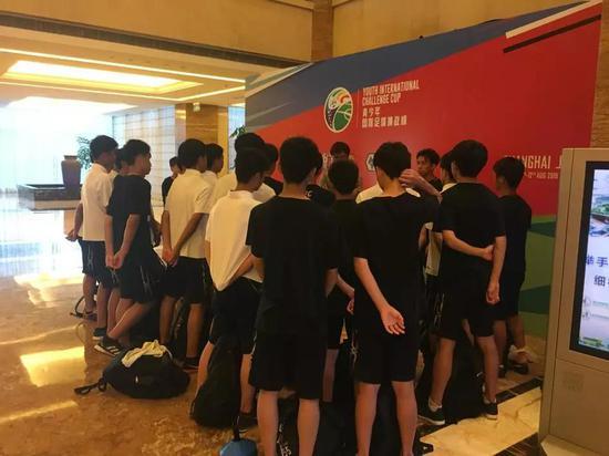 每个比赛日结束后,S.T.FC本田圭佑足校都要在酒店进行训话