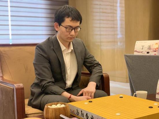 00后丁浩夺三星杯 大学生棋手下棋上学两不误