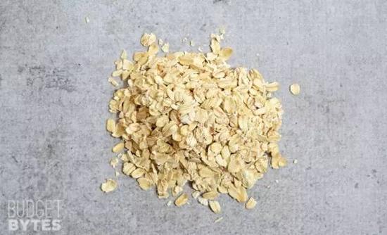 由燕麦粒直接蒸熟、压扁、晒干后制成的麦片。
