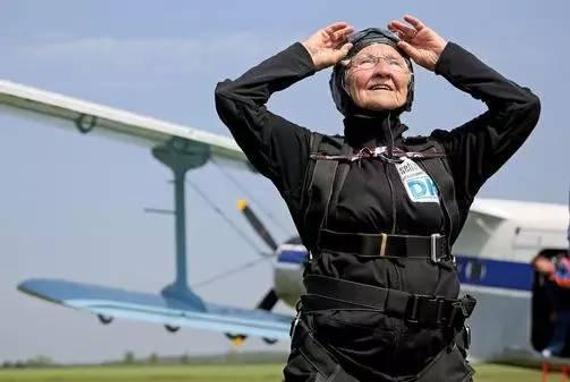 86岁玩体操、90岁跳伞，这个奶奶活成了18岁的模样！
