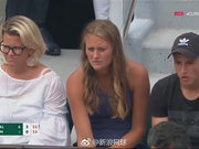 图|蒂姆女友梅拉德诺维奇神情凝重 纳达尔手指抽筋