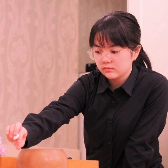 女流棋圣战三番棋第1局 14岁仲邑堇胜上野梨纱