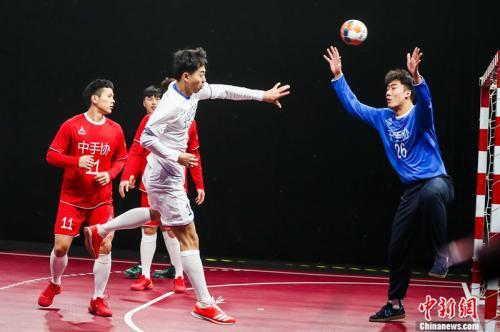 资料图:男子手球超级联赛发布会现场,北京队球员投门。主办方供图