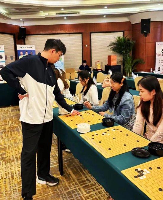 名人赛助力玲珑轮胎队成立 职业棋手和棋迷面对面