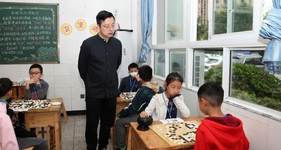 一位重庆小学校长的自述：为何我鼓励孩子学围棋？