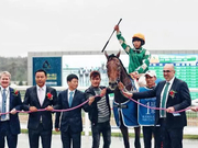 【吉蒂】“弯道超车”新晋马主“梅开二度” 玉龙大赛日再演“雨战”