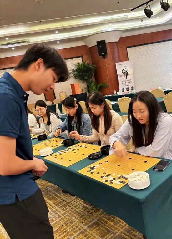 名人赛助力玲珑轮胎队成立 职业棋手和棋迷面对面