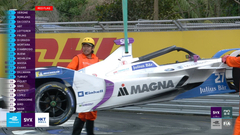 视频-宝马赛车受损被吊离开