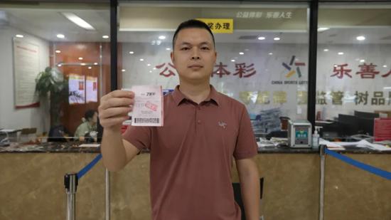 男子露脸领走体彩7星彩21万:留下一段美好回忆-图