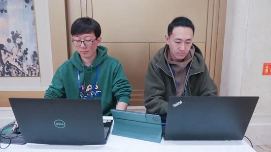 裁判员郭嘉祯、林靖凯监赛中