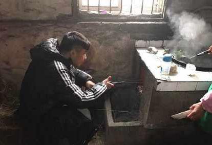 来自湖北的蒿俊闵是典型的草根出身