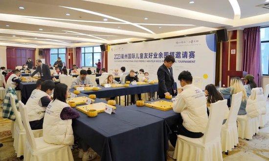 国际儿童围棋赛中国队4连胜 欧洲小朋友边比赛边记谱