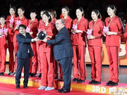 世锦赛颁奖女排姑娘遮日本国旗 一个举动感动国人