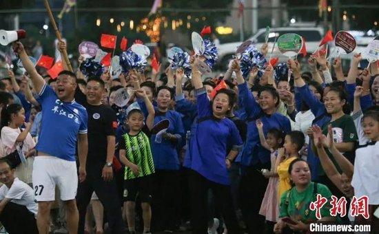 村里又有比赛啦!还是诱人的氛围--贵州村超火遍全网