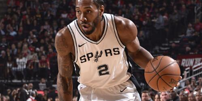 詹姆斯总冠军奖杯合影 w700h350z1l10t10241.jpg