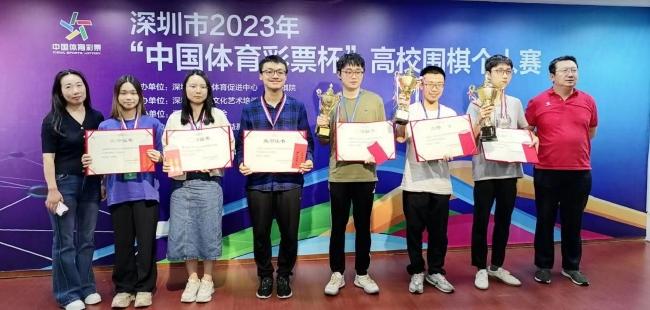 全运会围棋项目金牌得主 佟云(右一)为获奖选手颁奖