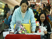 中国女排回国抵京众粉丝接机