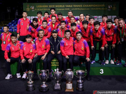 中国包揽五冠全员与奖杯合影