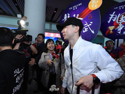 “五金店”国乒归国 马龙难掩喜色