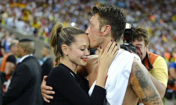 厄齐尔疑似与歌手女友复合 晒合照秀恩爱(图)_英格兰_新浪竞技风暴_新浪网