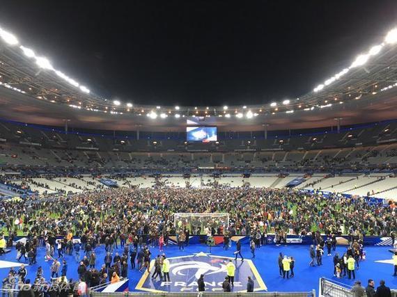 群众聚集到法兰西大球场避难
