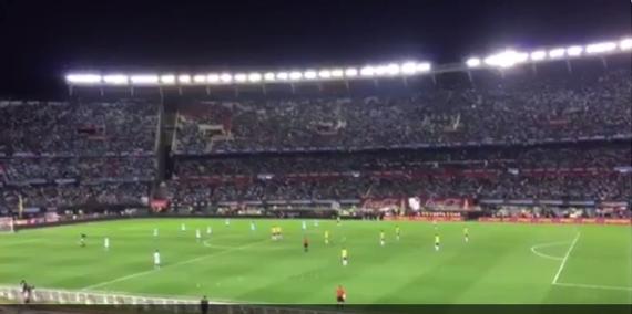 巴西阿根廷球员静立为巴黎默哀