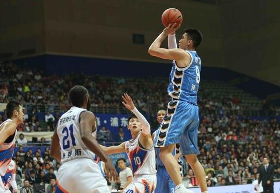 孙悦在对阵上海的比赛中得到13分8篮板，但6犯提前离场
