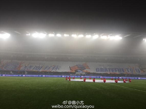 球迷打出标语感谢舜天