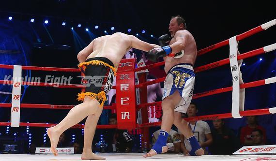 Tyson rival was suddenly and violently beating Pengcheng heavyweight super war discovered ring yellow