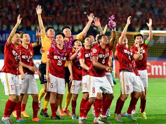 一时给中国足球带来无限荣光,然而恒大在比赛中悍然违约更换胸前广告
