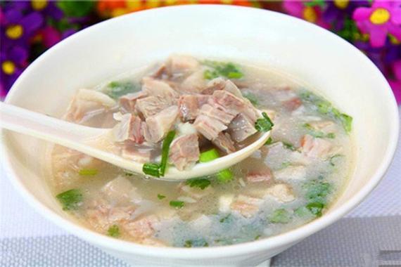 南京马拉松补给接地气的提供羊肉汤。