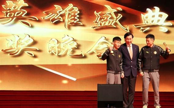 吕斌(左)与张家玮获奖