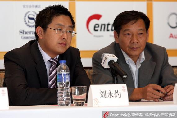 谢志光（右）当选为新一届广州市足协主席