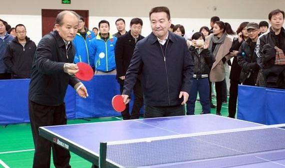 原北京市体育局局长、现北京人大副主任孙康林(左)在打乒乓球