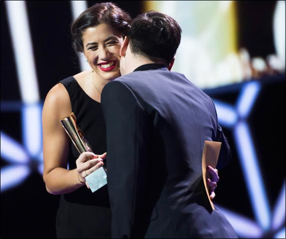 穆古卢扎跨界足球 为梅西颁发西甲最佳球员奖