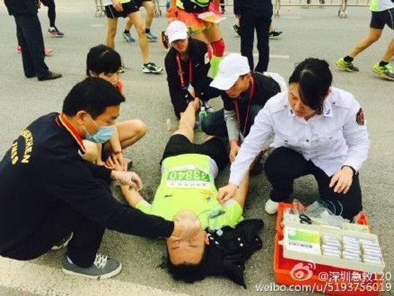 33岁男子深圳半马途中倒地，情况危急，被送往医院救治。