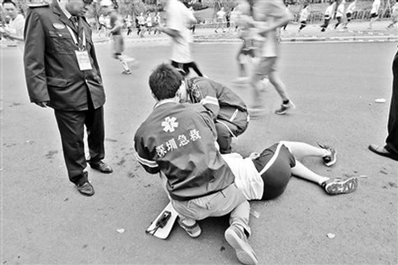 深圳马拉松急救人员为倒地参赛选手施救