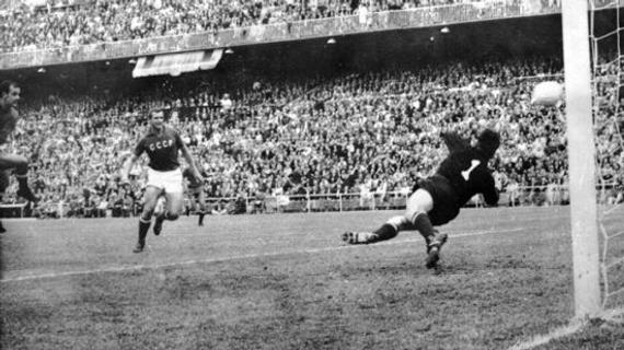 佩雷达为西班牙在1964年伯纳乌球场进行的决赛中进球