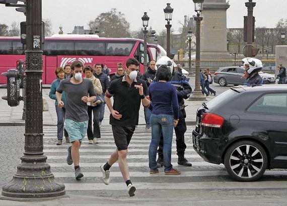 巴黎男子戴口罩跑步